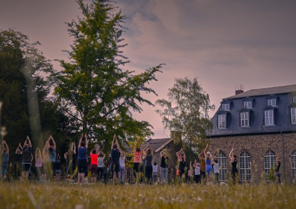 Rücken Yoga  – Warum wir uns selbst den Rücken stärken sollte